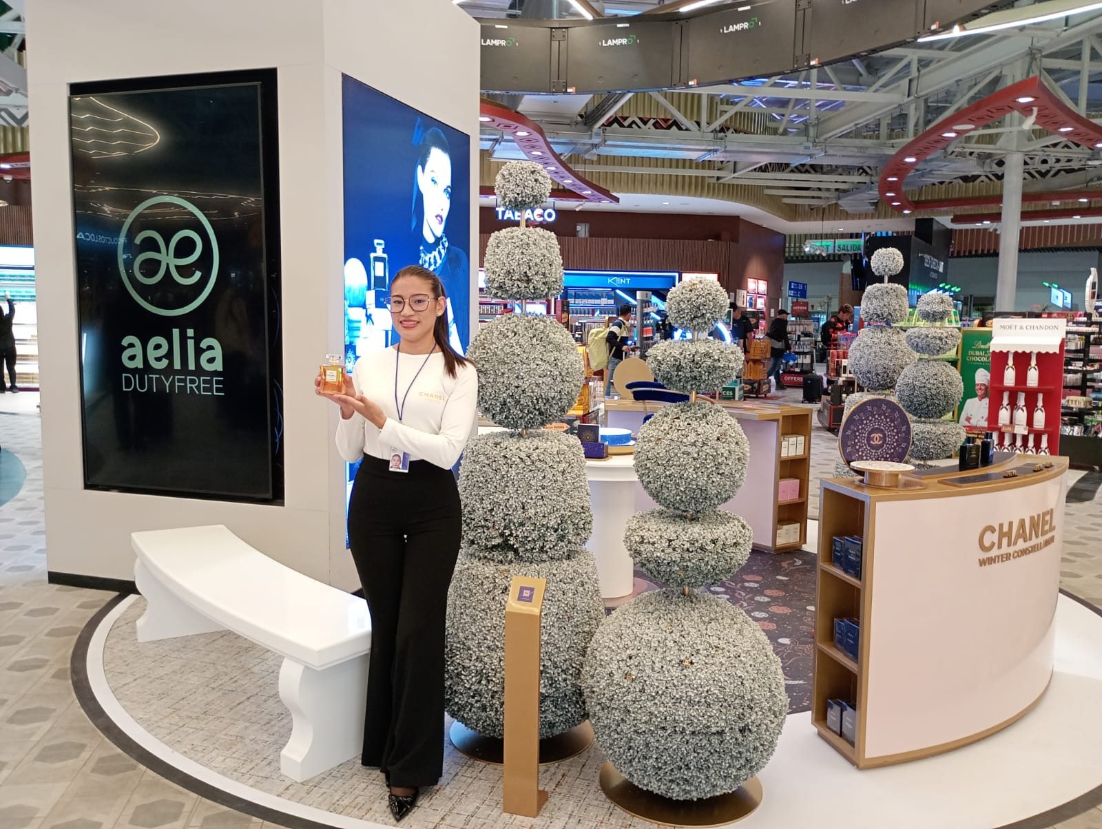 LanPeople Brand Ambassador presenting a Chanel fragrance at Jorge Chávez airport