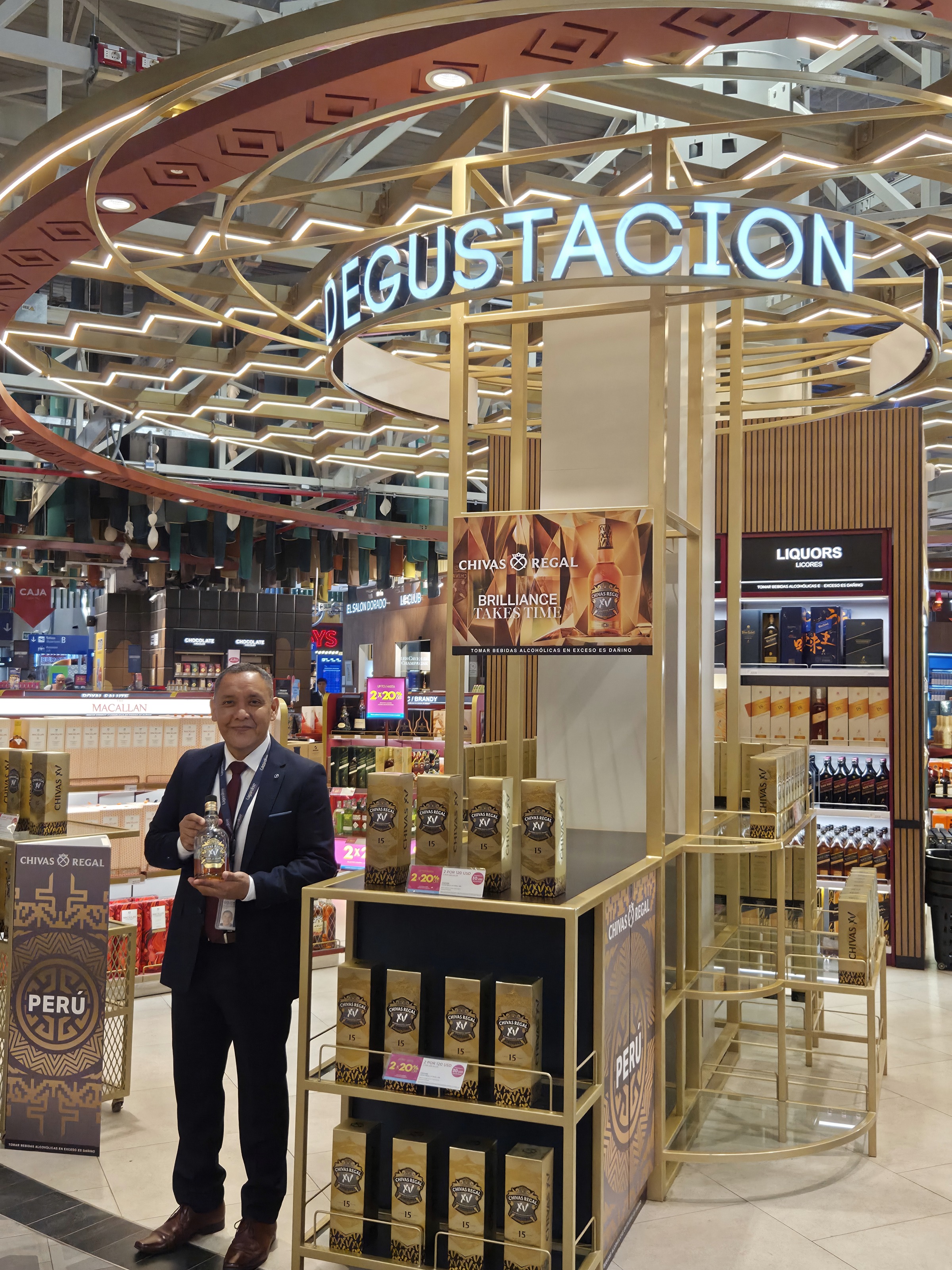 Alexander, LanPeople promoter for Chivas Regal, presenting the product in the tasting area at Jorge Chávez airport