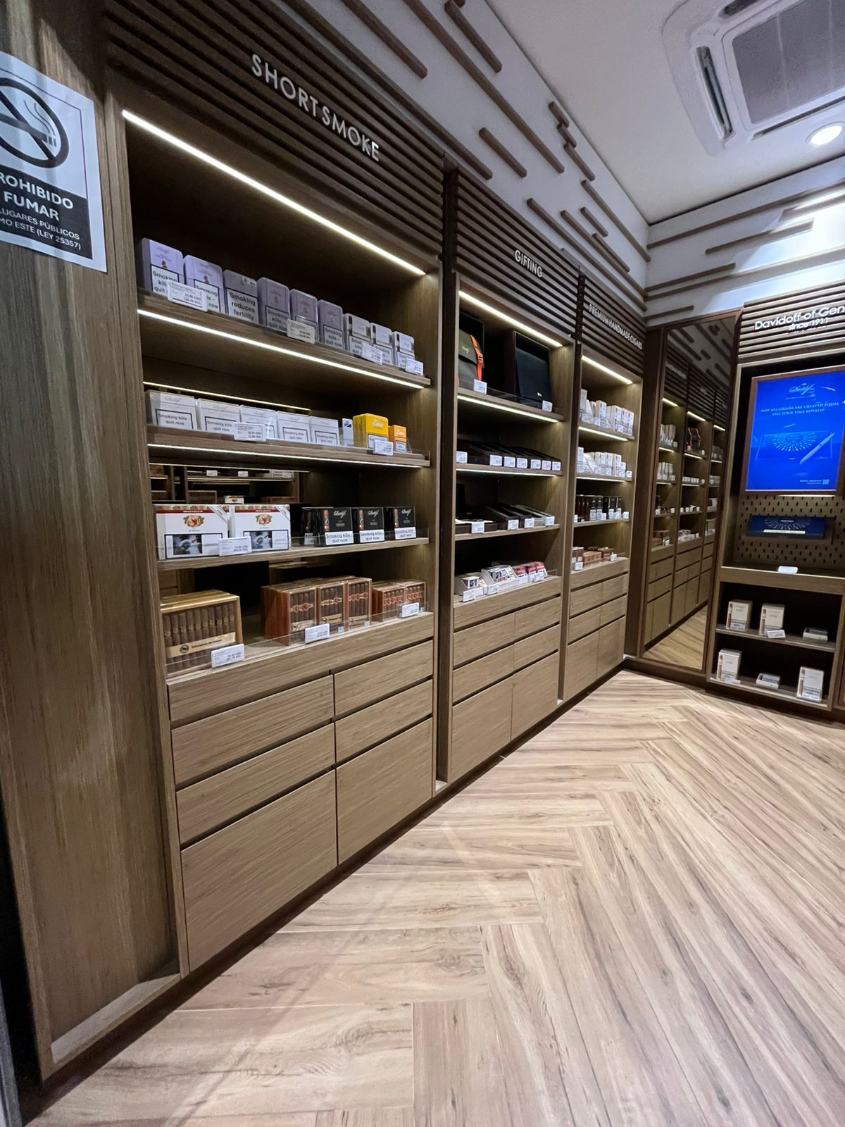 Shop-in-shop Davidoff terminado dentro del nuevo terminal Jorge Chávez