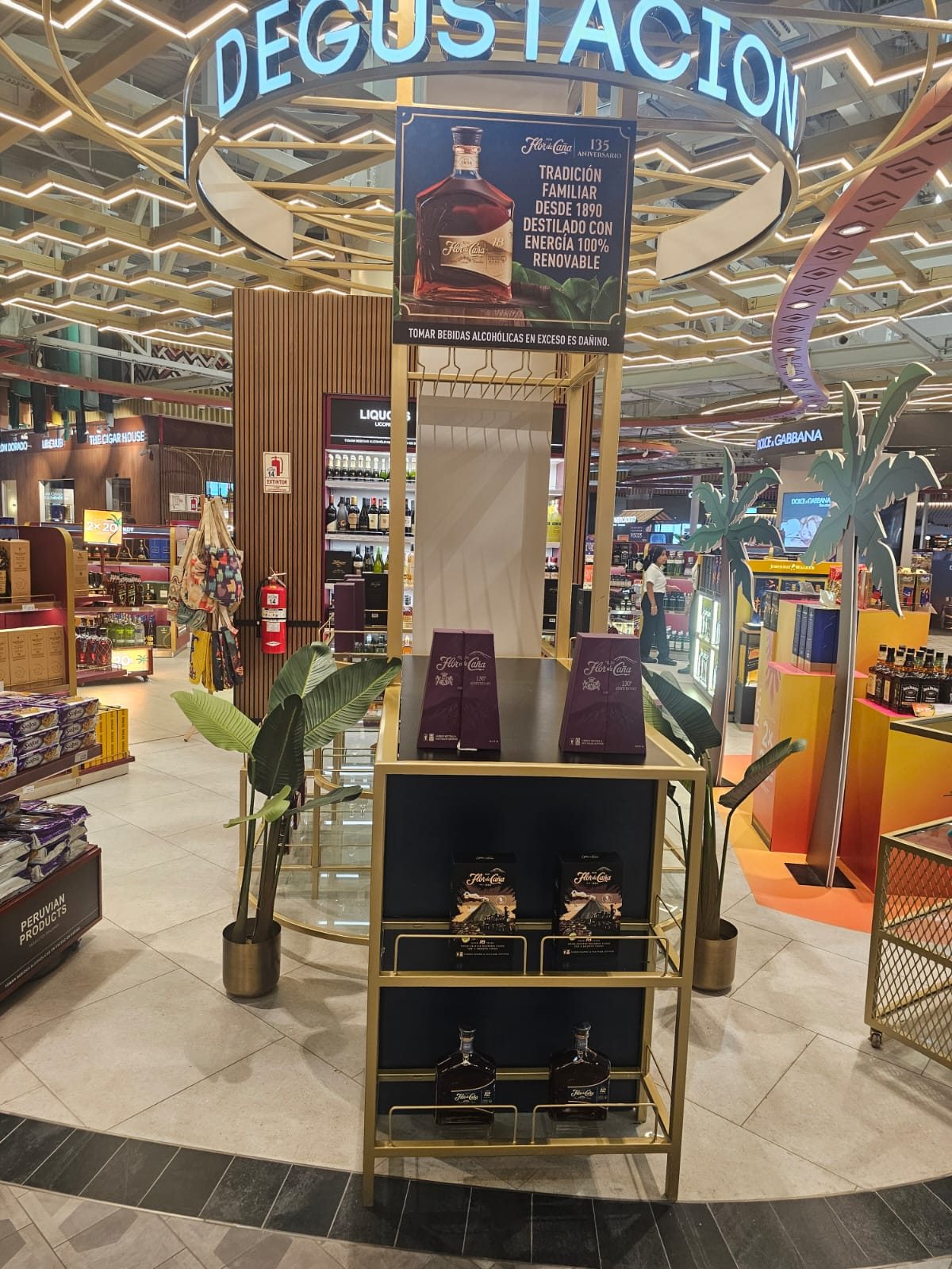 Módulo dorado de degustación Flor de Caña en el aeropuerto Jorge Chávez