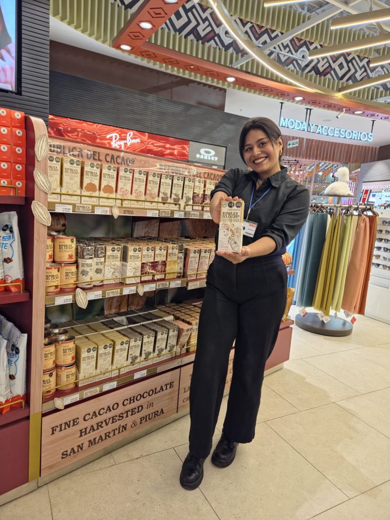 Especialista presentando República del Cacao al shopper